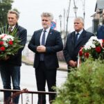 01.09.2021. Samsonów. Powiatowe obchody 82. rocznicy wybuchu II wojny światowej. Na zdjęciu (od lewej): Mirosław Gębski - starosta kielecki, Krzysztof Słoń - senator PiS, Mieczysław Gębski - wiceprzewodniczący Sejmiku Województwa Świętokrzyskiego, Wojciech Ślefarski - wójt Zagnańska / Wiktor Taszłow / Radio Kielce