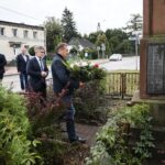 01.09.2021. Samsonów. Powiatowe obchody 82. rocznicy wybuchu II wojny światowej. Na zdjęciu (od lewej): Krzysztof Słoń - senator PiS, Mirosław Gębski - starosta kielecki / Wiktor Taszłow / Radio Kielce