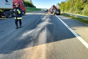 06.09.2021. Skarżysko-Kamienna. Wypadek z udziałem osobowego busa / Jarosław Kubalski / Radio Kielce