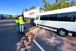 06.09.2021. Skarżysko-Kamienna. Wypadek z udziałem osobowego busa / Jarosław Kubalski / Radio Kielce