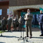 03.09.2021. Kielce. Konferencja dotycząca rekreacji w lasach. Na zdjęciu (do prawej): Jarosław Kaleta - komendant wojewódzki policji w Kielcach, Andrzej Matysiak - dyrektorem Regionalnej Dyrekcji Lasów Państwowych w Radomiu / Wiktor Taszłow / Radio Kielce