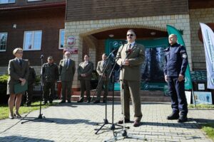 03.09.2021. Kielce. Konferencja dotycząca rekreacji w lasach. Na zdjęciu (do prawej): Jarosław Kaleta - komendant wojewódzki policji w Kielcach, Andrzej Matysiak - dyrektorem Regionalnej Dyrekcji Lasów Państwowych w Radomiu / Wiktor Taszłow / Radio Kielce