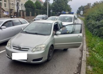 02.09.2021. Kielce. Strażnicy miejscy udzielają pomocy kobiecie / Straż Miejska w Kielcach