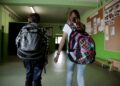 Papierowe legitymacje szkolne odchodzą do lamusa. Nie wszystkie gminy są gotowe