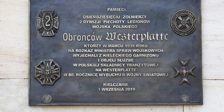 01.09.2019 Kielce. Odsłonięcie tablicy na WDK upamiętniającej udział 80 żołnierzy 2. Dywizji Piechoty Legionów Wojska Polskiego z Kielc w obronie Westerplatte / Jarosław Kubalski / Radio Kielce