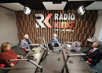 01.09.2021 Radio Kielce. Punkty Widzenia. Na zdjęciu od lewej: Iwona Kijewska - dyrektor Zespołu Szkół Ponadgimnazjalnych Nr 2 im. Józefa Piłsudskiego w Kielcach, dr Jerzy Staszczyk - pełnomocnik wojewody świętokrzyskiego ds. szczepień przeciw COVID-19, Daniel Lenart - prowadzący audycję i Kazimierz Mądzik - świętokrzyski kurator oświaty / Jarosław Kubalski / Radio Kielce