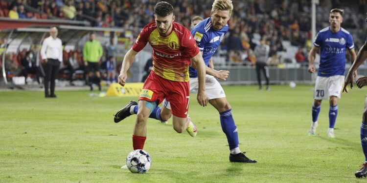 03.09.2021 Kielce. Mecz Korona Kielce - Miedz Legnica. Na zdjęciu (z lewej); Jakub Łukowski / Jarosław Kubalski / Radio Kielce