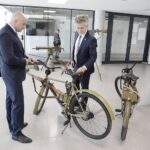 06.09.2021 Kielce. Wystawa militariów na dworcu autobusowym. Na zdjęciu od lewej: wicewojewoda Rafał Nowak i senator Krzysztof Słoń / Jarosław Kubalski / Radio Kielce