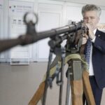 06.09.2021 Kielce. Wystawa militariów na dworcu autobusowym. Na zdjęciu od lewej: senator Krzysztof Słoń / Jarosław Kubalski / Radio Kielce