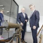 06.09.2021 Kielce. Wystawa militariów na dworcu autobusowym. Na zdjęciu od lewej: wicewojewoda Rafał Nowak i senator Krzysztof Słoń / Jarosław Kubalski / Radio Kielce