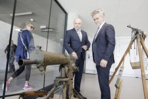 06.09.2021 Kielce. Wystawa militariów na dworcu autobusowym. Na zdjęciu od lewej: wicewojewoda Rafał Nowak i senator Krzysztof Słoń / Jarosław Kubalski / Radio Kielce