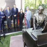 09.09.2021 Kielce. Pałacyk T. Zielińskiego. Odsłonięcie pomnika Laurensa Hammonda. Na zdjęciu od lewej: radny Jarosław Bukowski, przewodniczący Rady Miasta Kielce Jarosław Karyś, prezydent Bogdan Wenta, konsul ds. Prasy i Kultury Konsulatu Amerykańskiego w Krakowie pani Dolores Prin i dyrektor pałacyku Ryszard Pomorski / Jarosław Kubalski / Radio Kielce