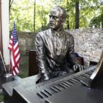 09.09.2021 Kielce. Pałacyk T. Zielińskiego. Odsłonięcie pomnika Laurensa Hammonda / Jarosław Kubalski / Radio Kielce