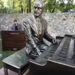 09.09.2021 Kielce. Pałacyk T. Zielińskiego. Odsłonięcie pomnika Laurensa Hammonda / Jarosław Kubalski / Radio Kielce