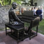 09.09.2021 Kielce. Pałacyk T. Zielińskiego. Odsłonięcie pomnika Laurensa Hammonda / Jarosław Kubalski / Radio Kielce