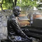 09.09.2021 Kielce. Pałacyk T. Zielińskiego. Odsłonięcie pomnika Laurensa Hammonda / Jarosław Kubalski / Radio Kielce