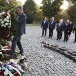 11.09.2021 Kielce. 20. rocznica zamachu na World Trade Center. Złożenie wieńca pod pomnikiem Homo Homini. Na zdjęciu z wieńcem przewodniczący rady miasta Jarosław Karyś. Dalej od lewej: poseł Marek Kwitek, wicemarszałek Sejmu Ryszard Terlecki, poseł Krzysztof Lipiec, wicewojewoda Rafał Nowak, radna Marianna Noworycka-Gniatkowska i radny Sandomierza Krzysztof Szatan / Jarosław Kubalski / Radio Kielce