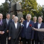 11.09.2021 Kielce. 20. rocznica zamachu na World Trade Center. Złożenie wieńca pod pomnikiem Homo Homini. Na zdjęciu od lewej: wicewojewoda Rafał Nowak, przewodniczący rady miasta Jarosław Karyś, Przemysław Gniatkowski, poseł Krzysztof Lipiec, radna Marianna Noworycka-Gniatkowska, wicemarszałek Sejmu Ryszard Terlecki, radny Tadeusz Kozior, poseł Marek Kwitek i radny Sandomierza Krzysztof Szatan / Jarosław Kubalski / Radio Kielce