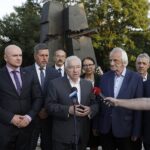 11.09.2021 Kielce. 20. rocznica zamachu na World Trade Center. Złożenie wieńca pod pomnikiem Homo Homini. Na zdjęciu od lewej: wicewojewoda Rafał Nowak, przewodniczący rady miasta Jarosław Karyś, Przemysław Gniatkowski, poseł Krzysztof Lipiec, radna Marianna Noworycka-Gniatkowska, wicemarszałek Sejmu Ryszard Terlecki, radny Tadeusz Kozior i poseł Marek Kwitek / Jarosław Kubalski / Radio Kielce