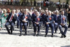 12.09.2021 Kielce. Dożynki wojewódzkie. Na zdjęciu od lewej: wicemarszałek Renata Janik, wojewoda Zbigniew Koniusz, przewodniczący sejmiku Andrzej Pruś, wicemarszałek Marek Bogusławski, członek zarządu województwa Marek Jońca i członek zarządu województwa Tomasz Jamka / Jarosław Kubalski / Radio Kielce