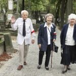 14.09.2021 Warszawa. Cmentarz na Powązkach. Pogrzeb aktora Wiesława Gołasa. Przyjaciele Gołasa z czasów szkolnych / Jarosław Kubalski / Radio Kielce