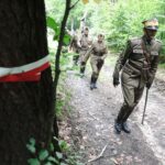 19.09.2021. Szewce. 77. rocznica bitwy w Szewcach. Na zdjęciu (po prawej): Dionizy Krawczyński - prezes Stowarzyszenia Grup Rekonstrukcji Historycznych „Jodła” / Jarosław Kubalski / Radio Kielce