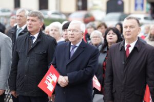 19.09.2021 Chęciny. 30 lecie samorządu terytorialnego. Na zdjęciu od lewej: przewodniczący sejmiku Andrzej Pruś, poseł Prawa i Sprawiedliwości Krzysztof Lipiec i burmistrz Robert Jaworski / Jarosław Kubalski / Radio Kielce