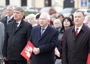 19.09.2021 Chęciny. 30 lecie samorządu terytorialnego. Na zdjęciu od lewej: przewodniczący sejmiku Andrzej Pruś, poseł Prawa i Sprawiedliwości Krzysztof Lipiec i burmistrz Robert Jaworski / Jarosław Kubalski / Radio Kielce