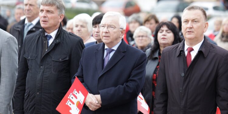 19.09.2021 Chęciny. 30 lecie samorządu terytorialnego. Na zdjęciu od lewej: przewodniczący sejmiku Andrzej Pruś, poseł Prawa i Sprawiedliwości Krzysztof Lipiec i burmistrz Robert Jaworski / Jarosław Kubalski / Radio Kielce