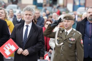 19.09.2021 Chęciny. 30 lecie samorządu terytorialnego. Na zdjęciu od lewej: senator Prawa i Sprawiedliwości Krzysztof Słoń i dowódca 10. Świętokrzyskiej Brygady Obrony Terytorialnej płk Piotr Hałys / Jarosław Kubalski / Radio Kielce