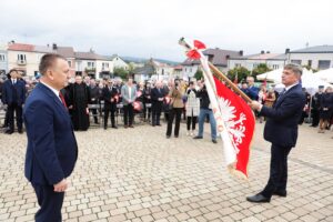 19.09.2021 Chęciny. 30 lecie samorządu terytorialnego. Nowy sztandar dla miasta. Na zdjęciu od lewej: burmistrz Robert Jaworski i przewodniczący sejmiku Andrzej Pruś / Jarosław Kubalski / Radio Kielce