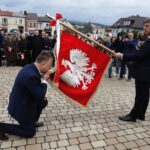 19.09.2021 Chęciny. 30 lecie samorządu terytorialnego. Nowy sztandar dla miasta. Na zdjęciu od lewej: burmistrz Robert Jaworski i przewodniczący sejmiku Andrzej Pruś / Jarosław Kubalski / Radio Kielce