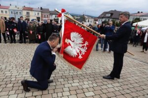 19.09.2021 Chęciny. 30 lecie samorządu terytorialnego. Nowy sztandar dla miasta. Na zdjęciu od lewej: burmistrz Robert Jaworski i przewodniczący sejmiku Andrzej Pruś / Jarosław Kubalski / Radio Kielce