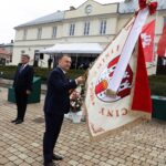19.09.2021 Chęciny. 30 lecie samorządu terytorialnego. Nowy sztandar dla miasta. Na zdjęciu od lewej: przewodniczący sejmiku Andrzej Pruś i burmistrz Robert Jaworski / Jarosław Kubalski / Radio Kielce