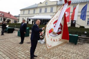 19.09.2021 Chęciny. 30 lecie samorządu terytorialnego. Nowy sztandar dla miasta. Na zdjęciu od lewej: przewodniczący sejmiku Andrzej Pruś i burmistrz Robert Jaworski / Jarosław Kubalski / Radio Kielce