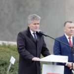 19.09.2021 Chęciny. 30 lecie samorządu terytorialnego. Na zdjęciu od lewej: senator Krzysztof Słoń i burmistrz Robert Jaworski / Jarosław Kubalski / Radio Kielce