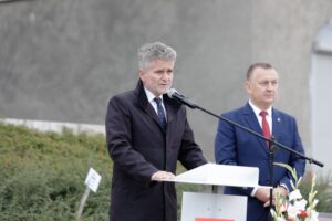 19.09.2021 Chęciny. 30 lecie samorządu terytorialnego. Na zdjęciu od lewej: senator Krzysztof Słoń i burmistrz Robert Jaworski / Jarosław Kubalski / Radio Kielce