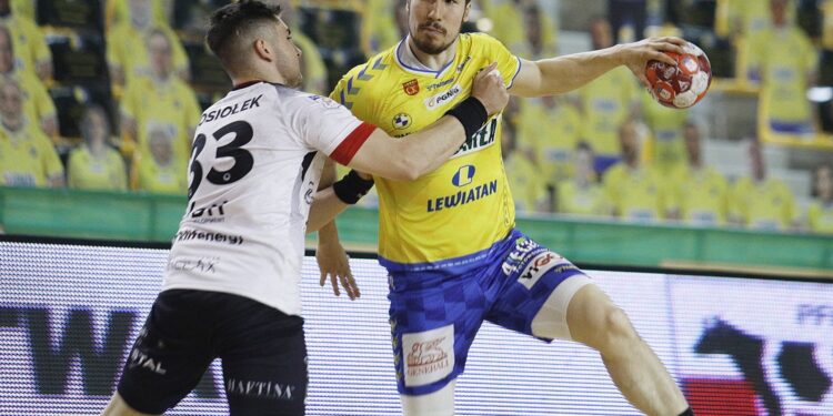 08.05.2021 Kielce Piłka ręczna. PGNiG Superliga. Mecz Łomża Vive Kielce - Piotrkowianin Piotrków Trybunalski. Na zdjęciu (z prawej): Alex Dujszebajew / Jarosław Kubalski / Radio Kielce