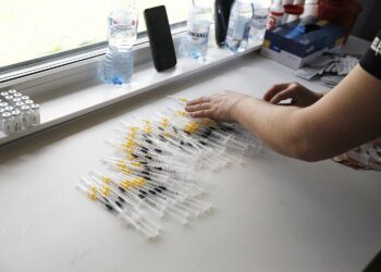 09.05.2021 Kielce. Mobilny punkt szczepień przeciwko COVID-19 przy ŚUW. Szczepionka Johnson & Johnson / Jarosław Kubalski / Radio Kielce
