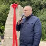 29.09.2021. Doły Biskupie. Odsłonięcie rzeźby fabryki tektury Witulin. Na zdjęciu Lech Łodej - burmistrz gminy Kunów / Emilia Sitarska / Radio Kielce