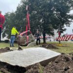 23.09.2021. Kielce. Przeniesienie pomnika Hilarego Mali do ogrodu botanicznego / Wiktor Taszłow / Radio Kielce