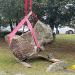 23.09.2021. Kielce. Przeniesienie pomnika Hilarego Mali do ogrodu botanicznego / Wiktor Taszłow / Radio Kielce