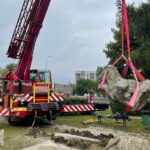 23.09.2021. Kielce. Przeniesienie pomnika Hilarego Mali do ogrodu botanicznego / Wiktor Taszłow / Radio Kielce