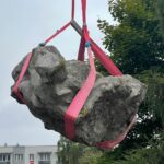 23.09.2021. Kielce. Przeniesienie pomnika Hilarego Mali do ogrodu botanicznego / Wiktor Taszłow / Radio Kielce