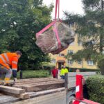 23.09.2021. Kielce. Przeniesienie pomnika Hilarego Mali do ogrodu botanicznego / Wiktor Taszłow / Radio Kielce