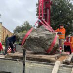 23.09.2021. Kielce. Przeniesienie pomnika Hilarego Mali do ogrodu botanicznego / Wiktor Taszłow / Radio Kielce