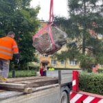 23.09.2021. Kielce. Przeniesienie pomnika Hilarego Mali do ogrodu botanicznego / Wiktor Taszłow / Radio Kielce