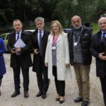 20.09.2021. Miedzianka. Odsłonięcie pamiątkowej tablicy upamiętniającej braci Łaszczyńskich. Na zdjęciu (od lewej): Renata Bilska - zastępca dyrektora Departamentu Edukacji, Sportu i Turystyki w Urzędzie Marszałkowski Województwa Świętokrzyskiego, Robert Jaworski - burmistrz gminy i miasta Chęciny, Krzysztof Słoń - senator PiS, Wiesława Rutkowska - dyrektor Archiwum Państwowego w Kielcach, prof. dr hab. Adam Massalski - historyk i Rafał Nowak - wicewojewoda świętokrzyski / Sebastian Kalwat / Radio Kielce