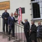 20.09.2021. Miedzianka. Odsłonięcie pamiątkowej tablicy upamiętniającej braci Łaszczyńskich. Na zdjęciu (od lewej): Rafał Nowak - wicewojewoda świętokrzyski, Robert Jaworski - burmistrz gminy i miasta Chęciny, Michał Łaszczyński - wnuczek Bolesława Łaszczyńskiego, Krzysztof Słoń - senator PiS i prof. dr hab. Adam Massalski - historyk / Sebastian Kalwat / Radio Kielce