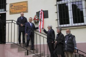 20.09.2021. Miedzianka. Odsłonięcie pamiątkowej tablicy upamiętniającej braci Łaszczyńskich. Na zdjęciu (od lewej): Rafał Nowak - wicewojewoda świętokrzyski, Robert Jaworski - burmistrz gminy i miasta Chęciny, Michał Łaszczyński - wnuczek Bolesława Łaszczyńskiego, Krzysztof Słoń - senator PiS i prof. dr hab. Adam Massalski - historyk / Sebastian Kalwat / Radio Kielce